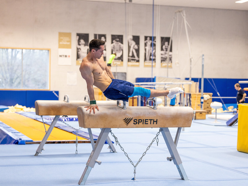 Andreas Toba during gymnastics in a sports hall on the horse, wearing a Bauerfeind Sports brace.