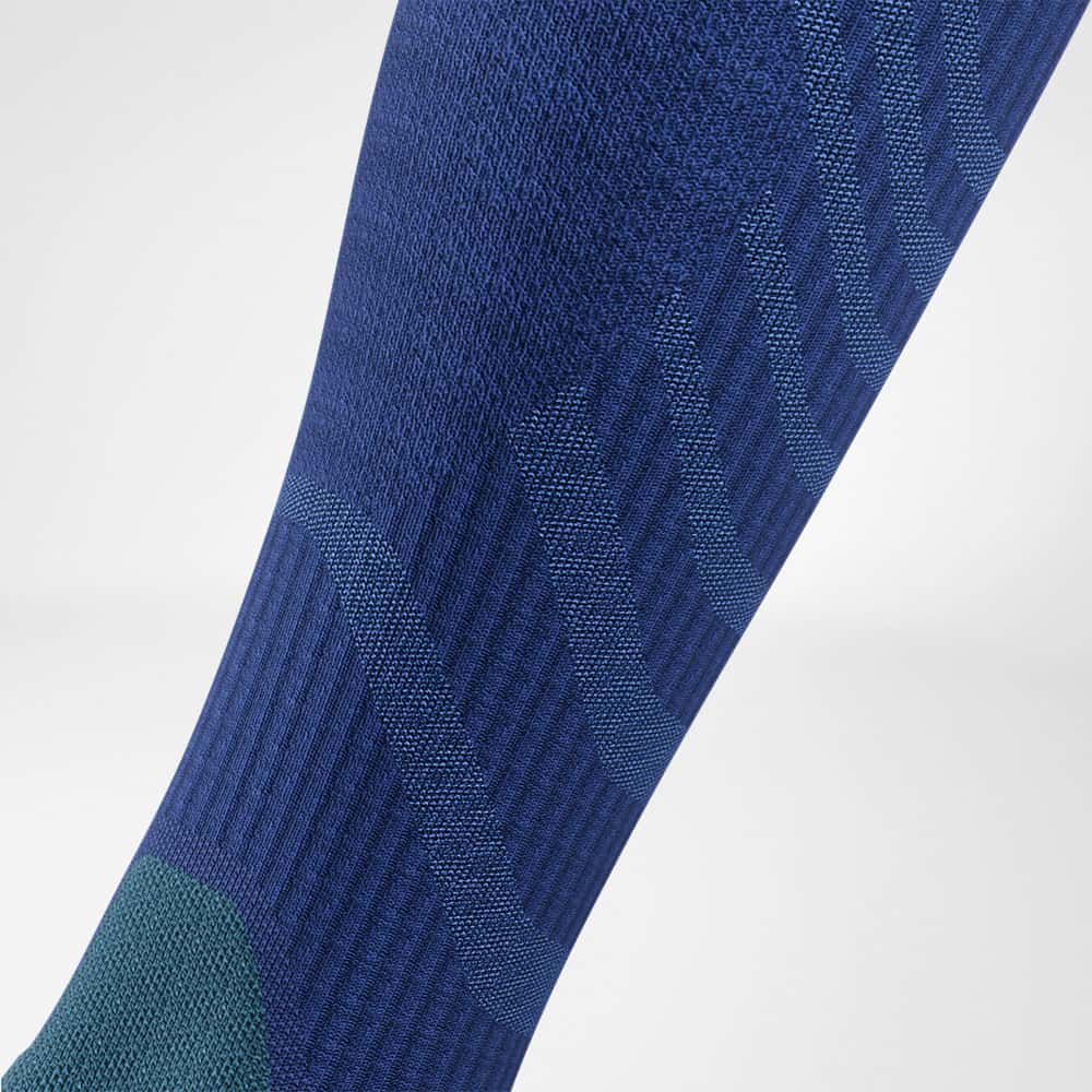 Detailed view of the calf area of ​​the merino hiking socks in dark blue