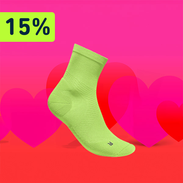 A red and pink background with the ‘Run Ultralight Mid Cut Socks’ in the centre. Above this is a reference to a 15 % discount. 