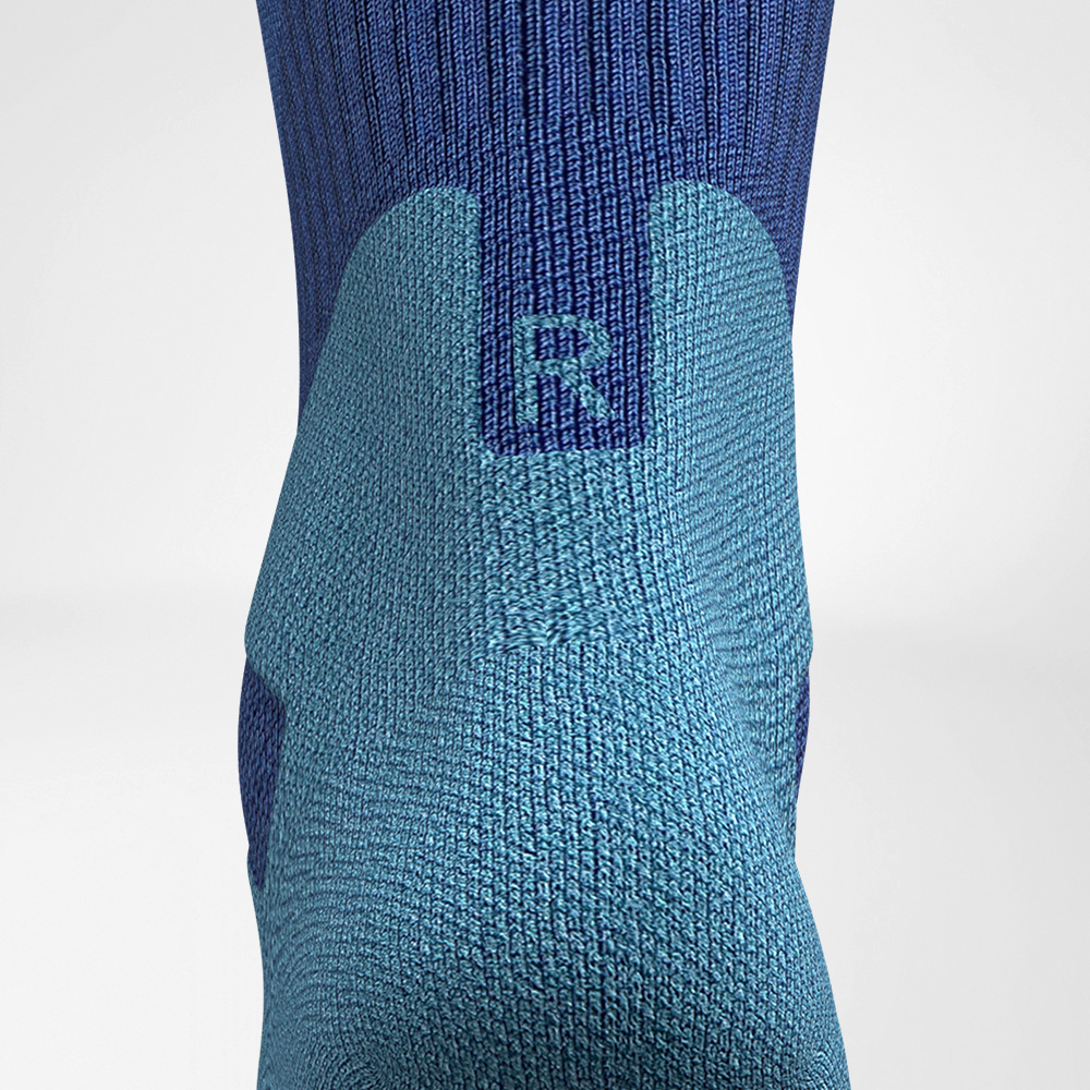 Detailed view of the Achilles' area of ​​the merino hiking socks in dark blue