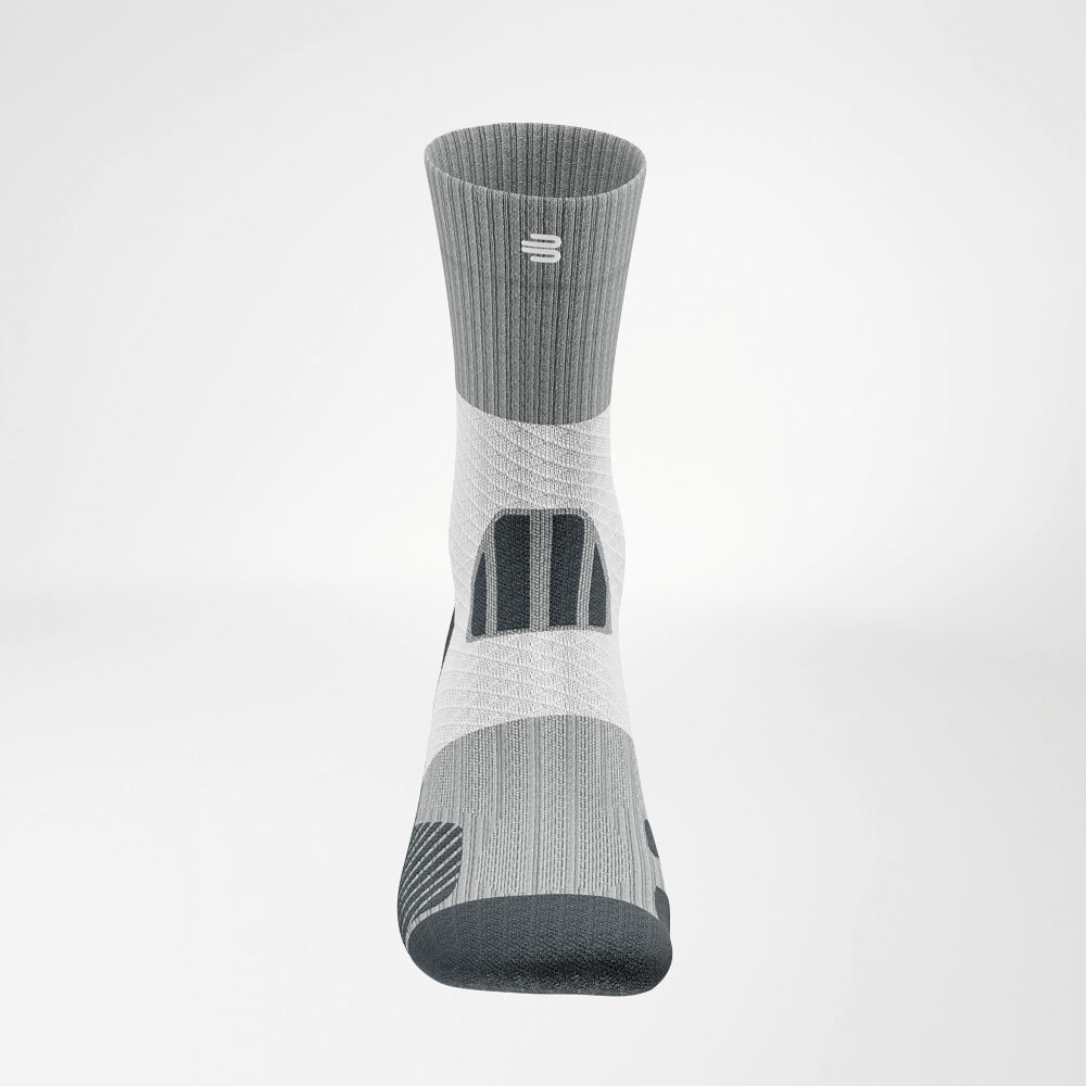 Front overall view of the gray -white medium -length trail run - running socks