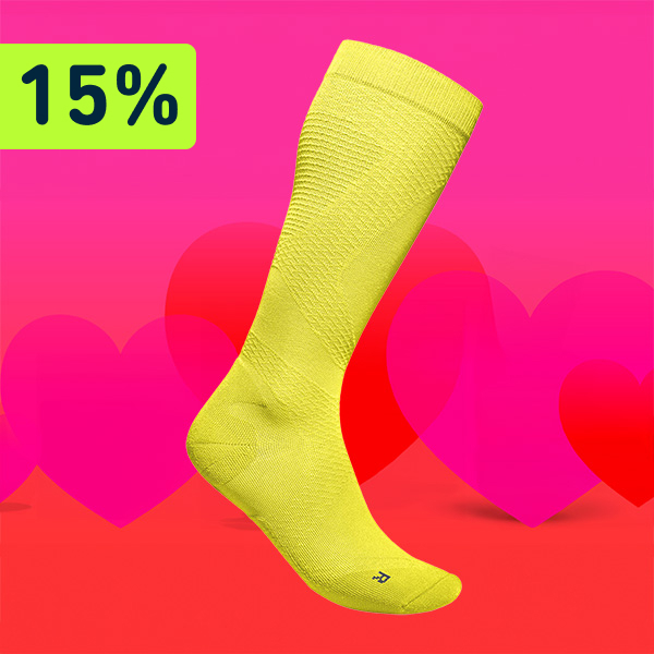 A red and pink background with the ‘Run Ultralight Compression Socks’ in the centre. Above this is a reference to a 15 % discount. 