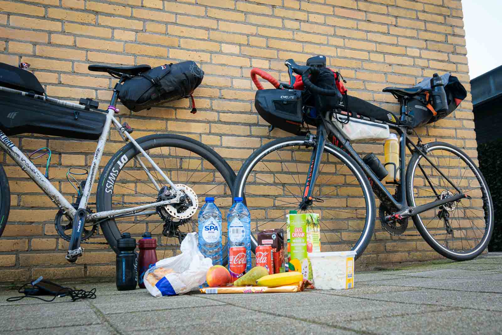 On the ground are provisions from two participants in the Race around the Netherlands, including water, cocoa, potato salad and cola