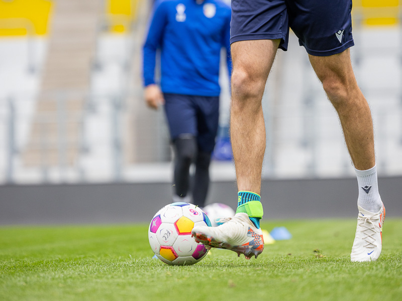 Players of FC Carl Zeiss Jena in the stadium dribbling with foot bandages