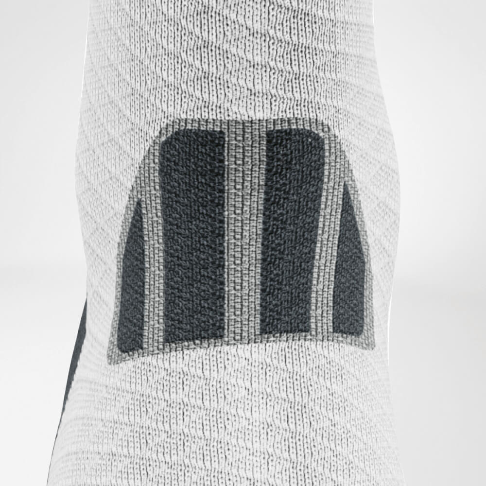 Detailed view of the Achilles marriage area of ​​the gray -white trail run - running socks