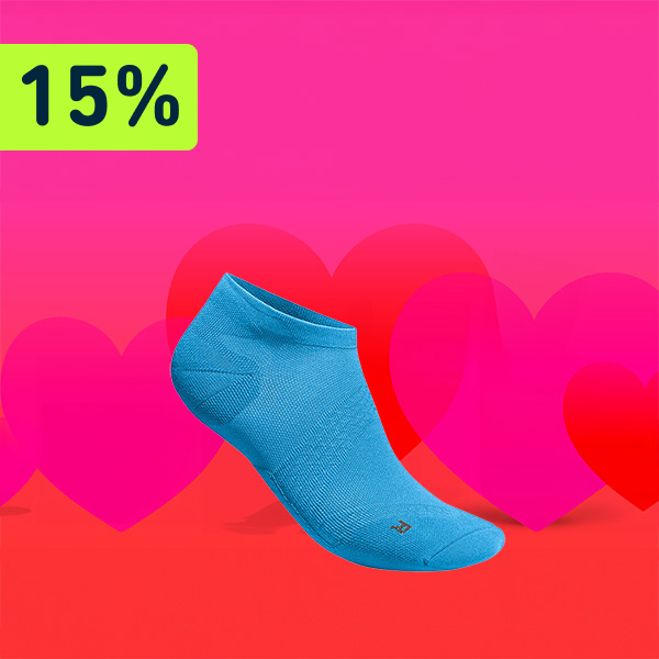 A red and pink background with the ‘Run Ultralight Low Cut Socks’ in the centre. Above this is a reference to a 15 % discount. 